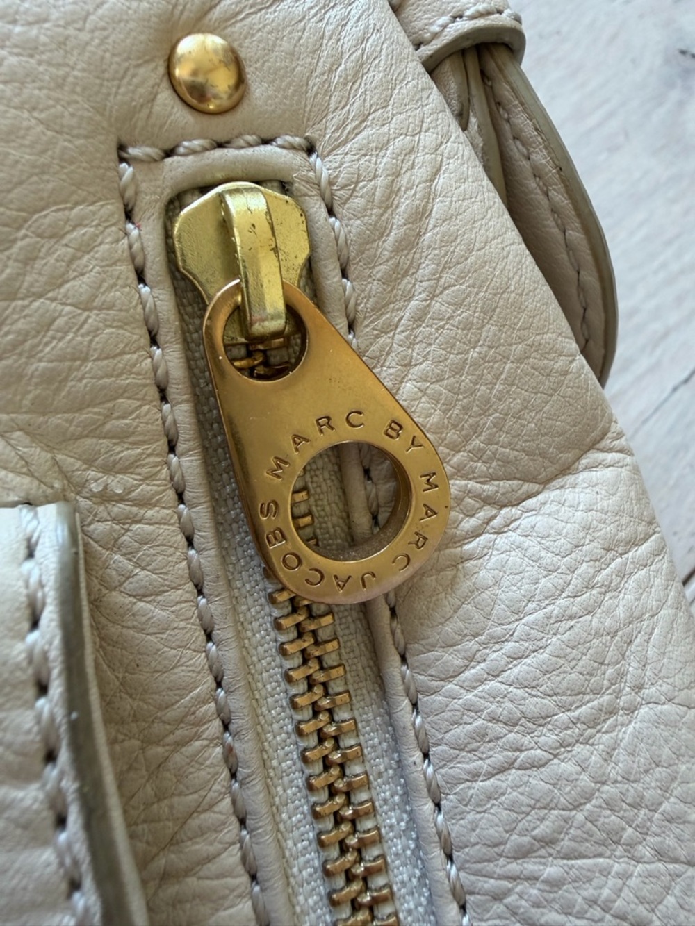 Marc Jacobs Cream Leather Shoulder Bag with Gold Hardware - Picture 6 of 11